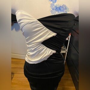 Women’s Size M Elegant Fitted Black & White Ruched Strapless Mini Dress